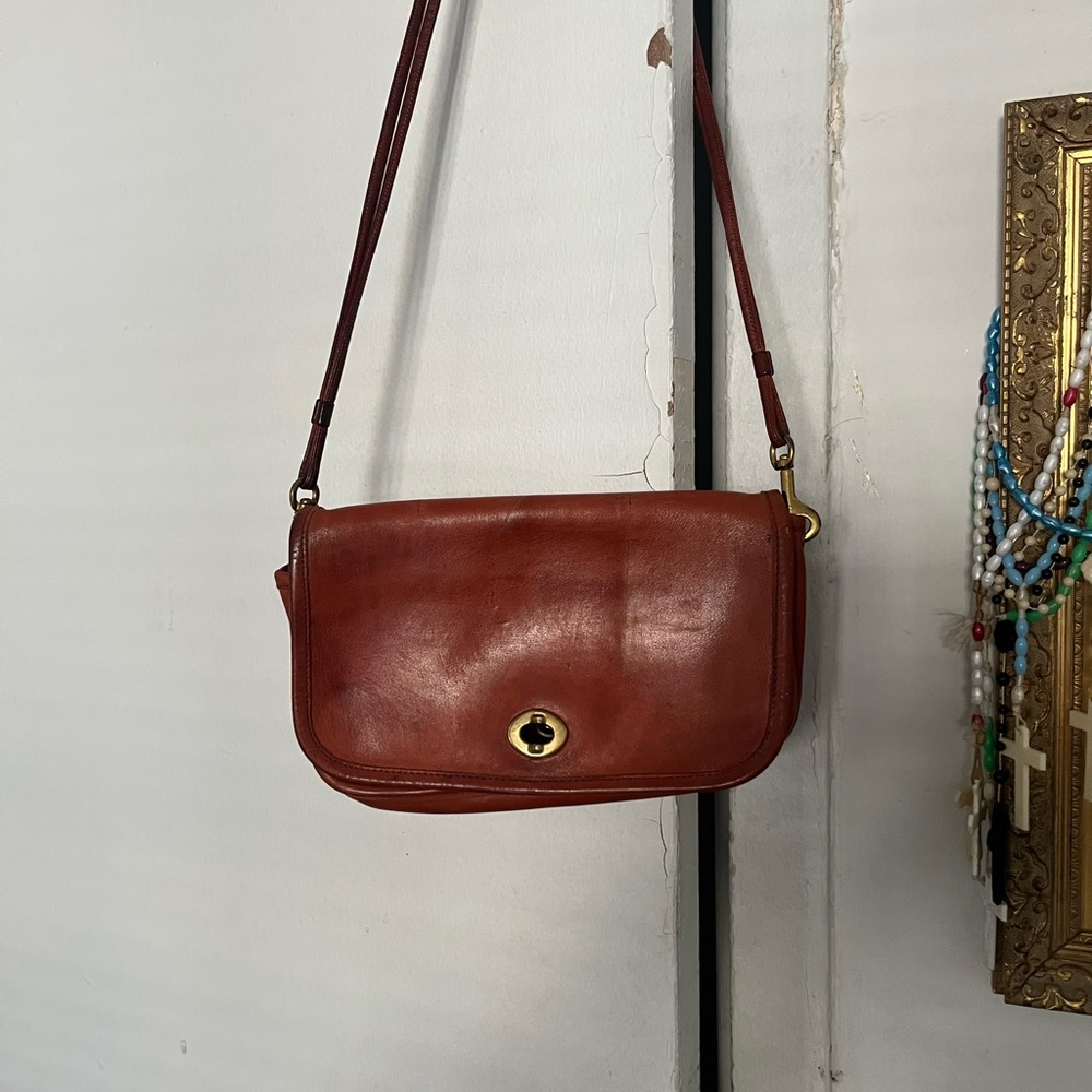 Coach Elegant Brown Leather Shoulder Bag